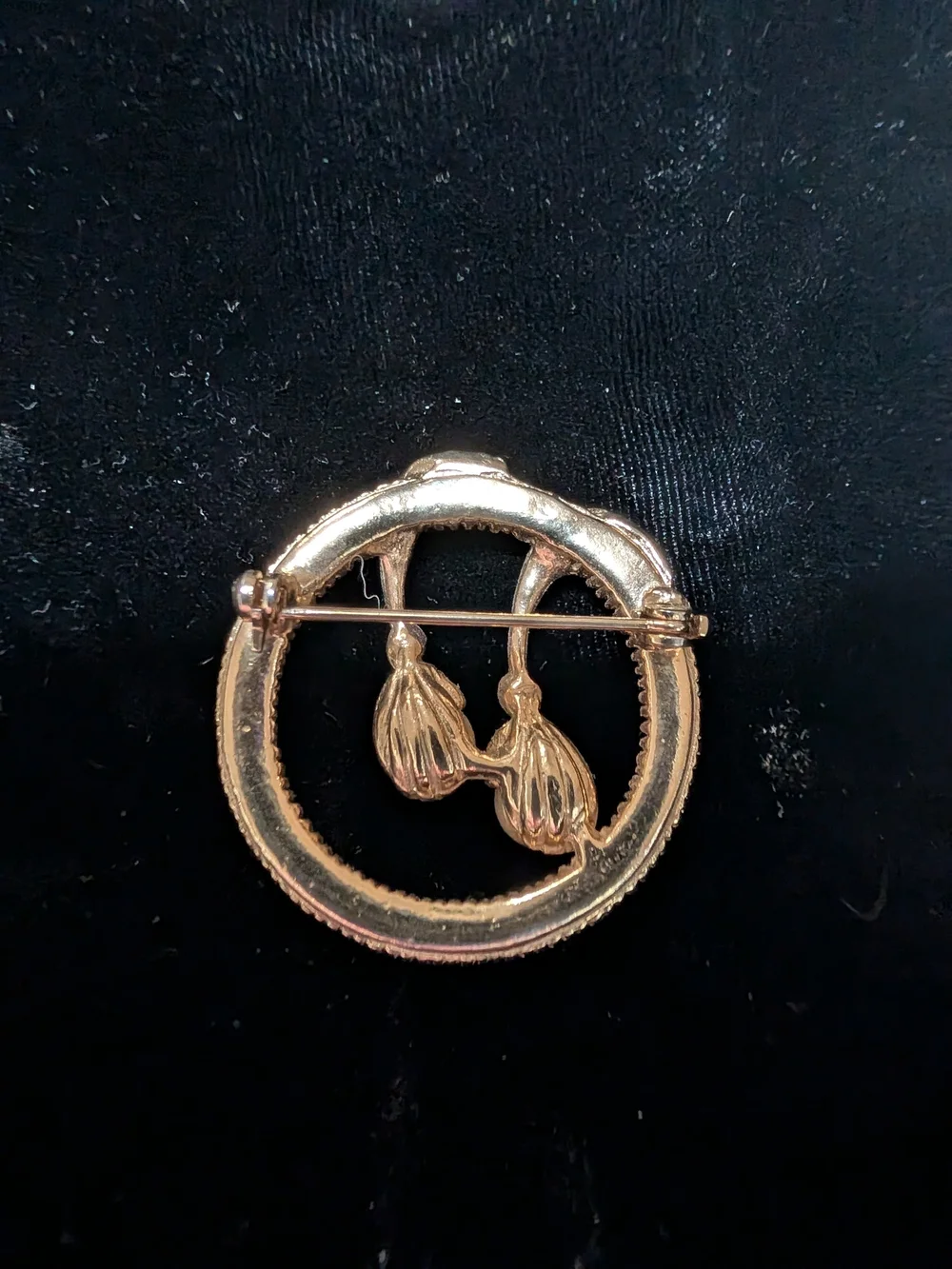 Vintage-Inspired Pearl Drop Circle Brooch - Gold Tone